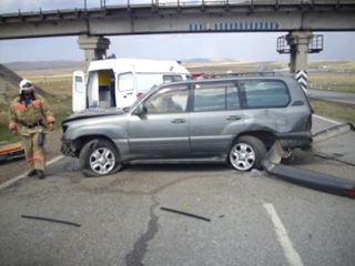 В Хакасии авто врезалось в опору моста из-за лопнувшего колеса
